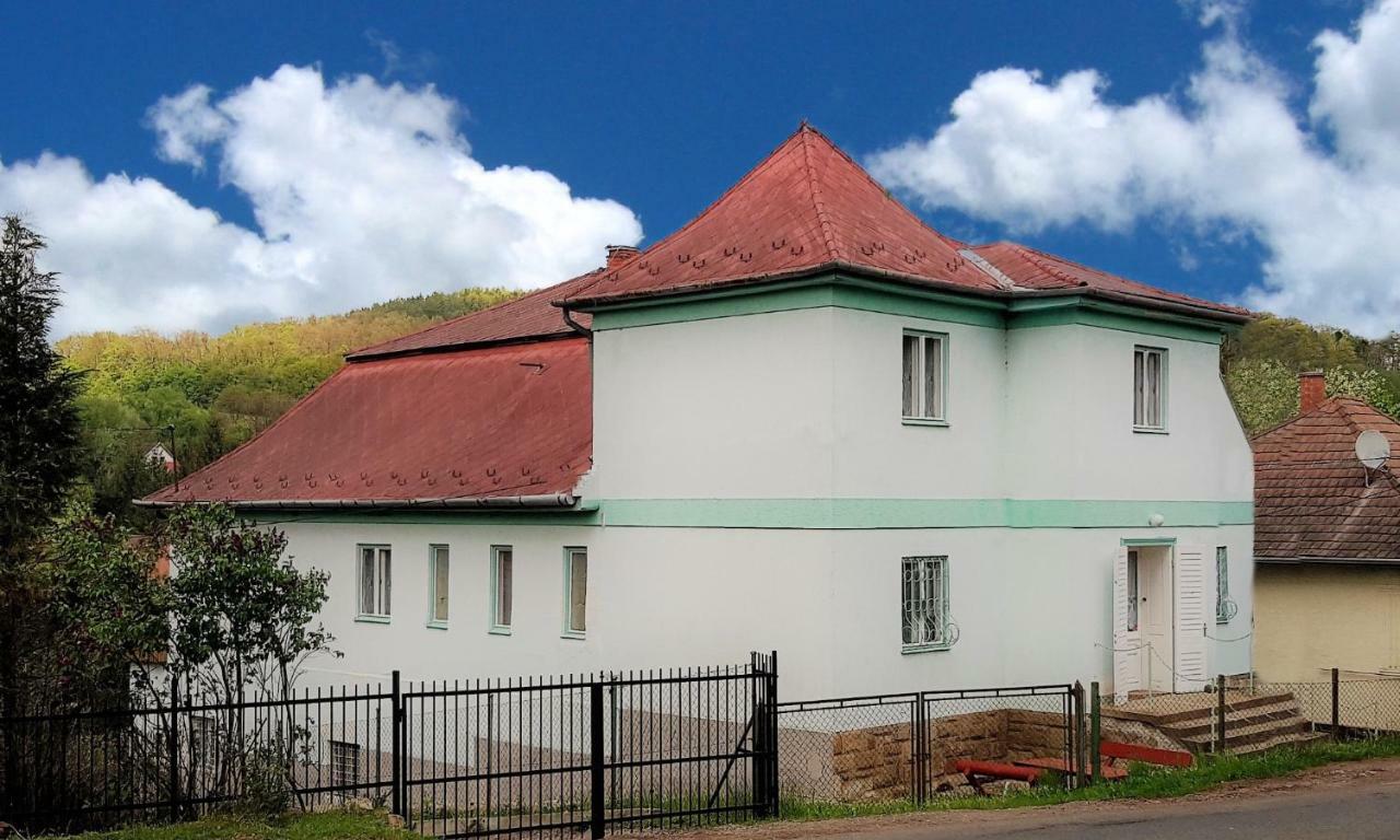 Muskatli Vendeghaz Hostel Parád Εξωτερικό φωτογραφία